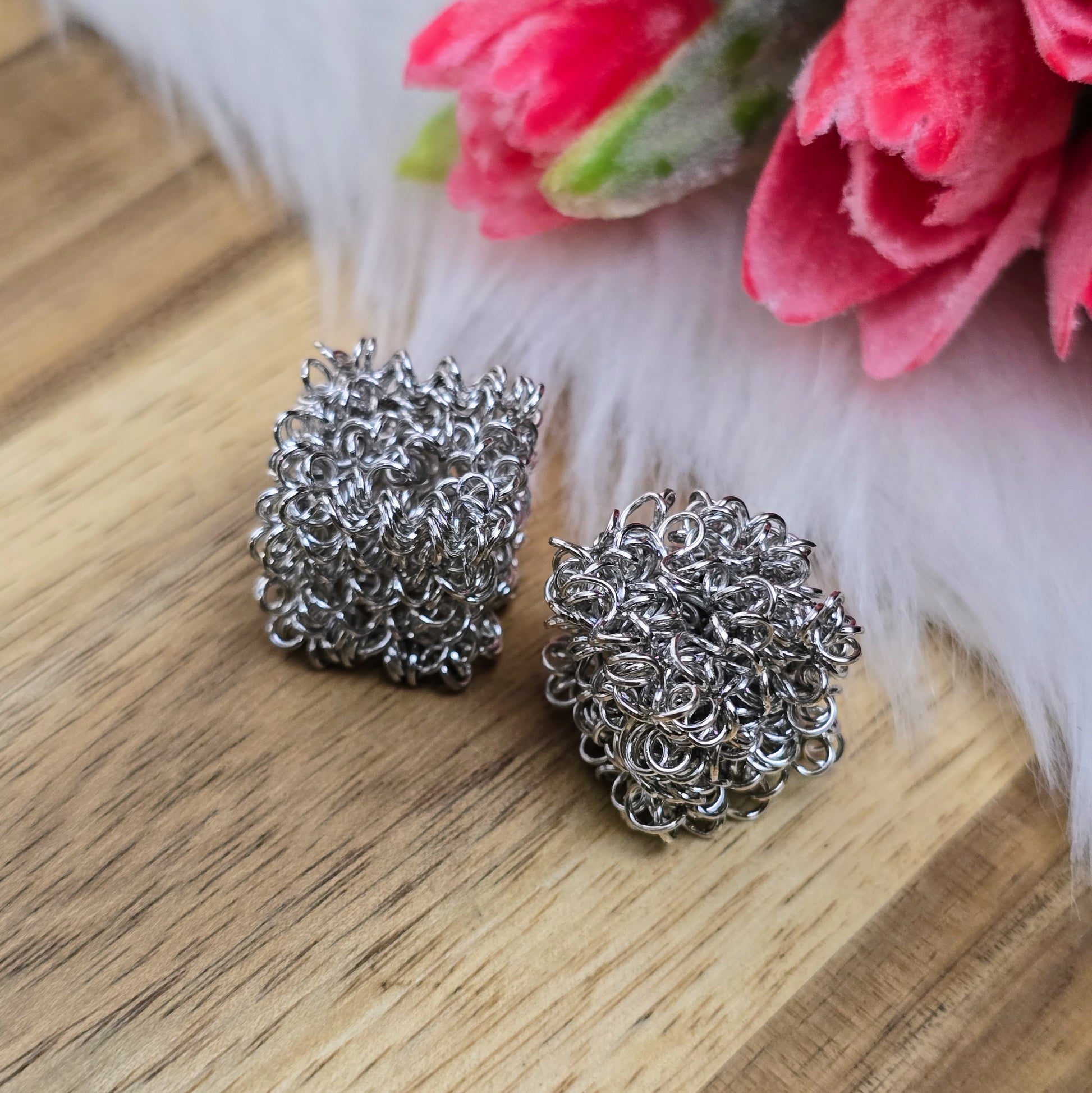 2 silberfarbene Drahtperlen in Würfelform – handgewickelt & durchlässig – perfekt für DIY-Schmuck, Ketten oder Deko – ca. 15 x 15 mm, kein Fädelloch erforderlich