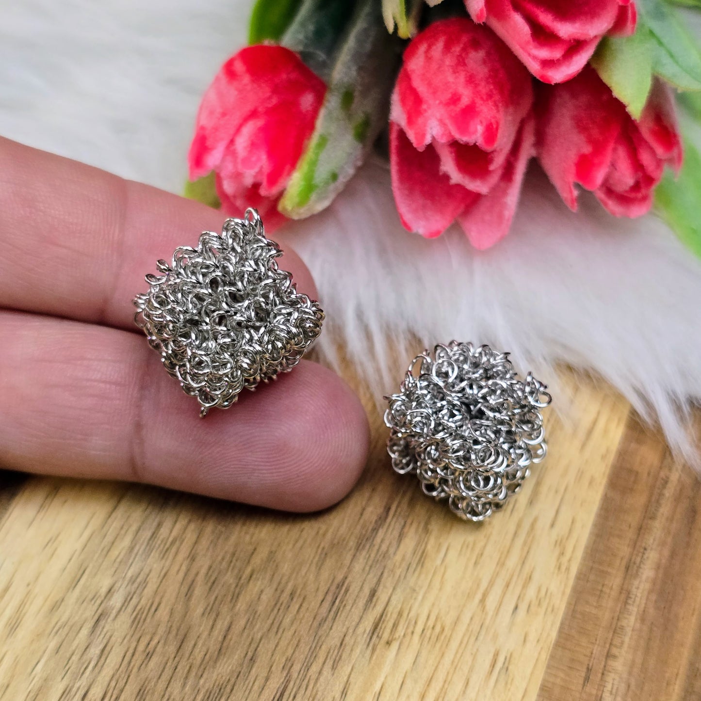 2 silberfarbene Drahtperlen in Würfelform – handgewickelt & durchlässig – perfekt für DIY-Schmuck, Ketten oder Deko – ca. 15 x 15 mm, kein Fädelloch erforderlich