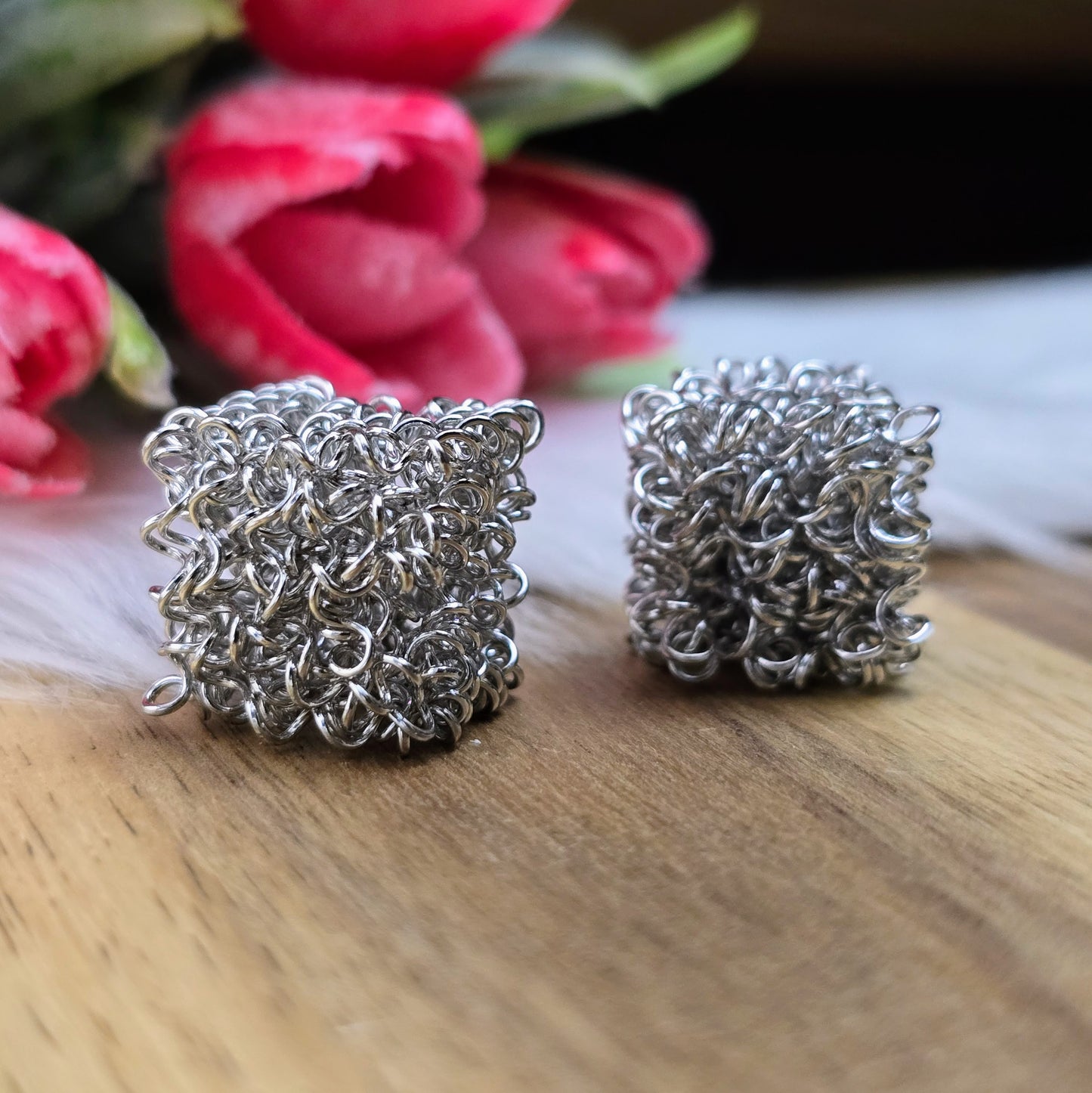 2 silberfarbene Drahtperlen in Würfelform – handgewickelt & durchlässig – perfekt für DIY-Schmuck, Ketten oder Deko – ca. 15 x 15 mm, kein Fädelloch erforderlich