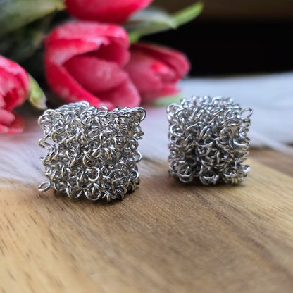 2 silberfarbene Drahtperlen in Würfelform – handgewickelt & durchlässig – perfekt für DIY-Schmuck, Ketten oder Deko – ca. 15 x 15 mm, kein Fädelloch erforderlich