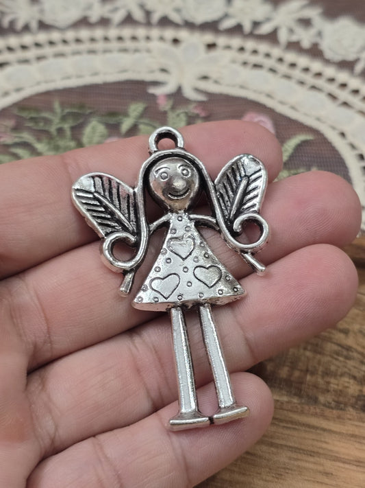 Großer Feen-Anhänger 56x37mm in Silber-Optik in der Hand gehalten als Größenvergleich.