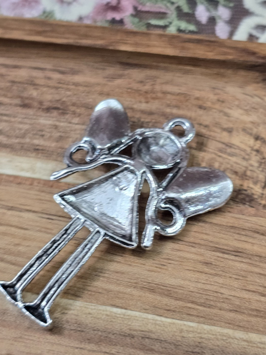 Rückseite des flachen Elfen-Metallanhängers mit Befestigungsöse für Ketten und DIY-Schmuck.