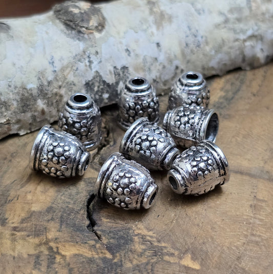 Diese konischen Kappen aus Metall bieten einen stilvollen Abschluss für Kordeln und Zugbänder. Sie sind ideal, um Kordeln zu fixieren und verleihen deinem Schmuck oder Accessoire eine elegante Note.