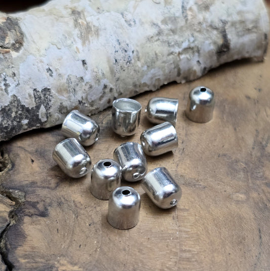Das Bild zeigt Endkappen mit Loch rhodiumfarben - 6 x 7 mm

Diese Schmuckkappen in schlichter Form sind die perfekte Ergänzung für deine kreativen Projekte. Mit einer Öffnung für Bänder bis 5 mm Dicke eröffnen sie zahlreiche Möglichkeiten, Schmuckstücke professionell zu veredeln.