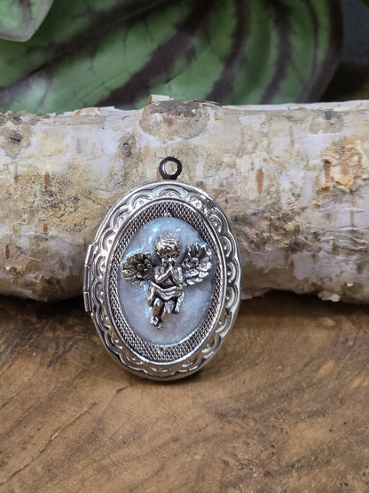 Silberfarbenes Engel-Medaillon mit ornamentiertem Rand und Aufhängeöse für Schmuckdesign