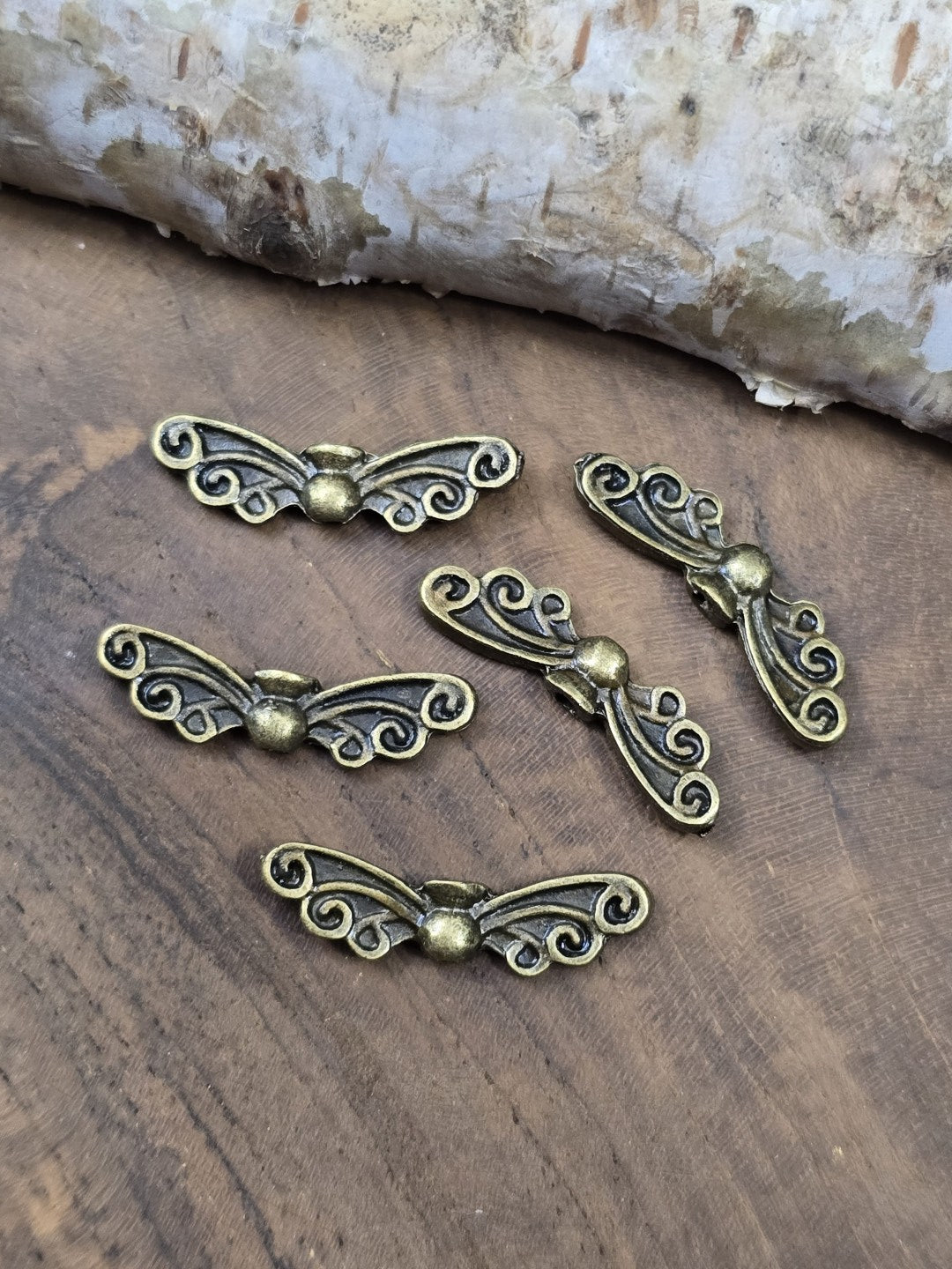 Rückseite der 22 mm großen Metall-Flügelperlen in Bronze-Optik für DIY-Schmuckarbeiten