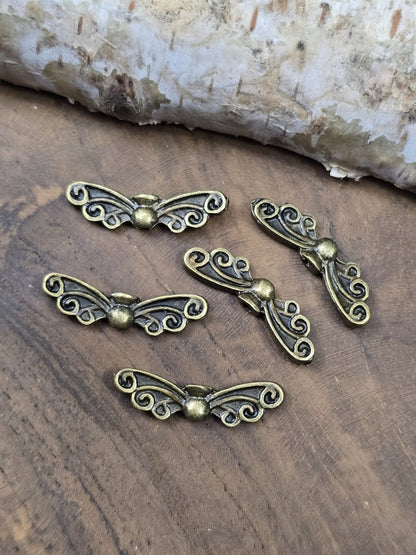 Rückseite der 22 mm großen Metall-Flügelperlen in Bronze-Optik für DIY-Schmuckarbeiten