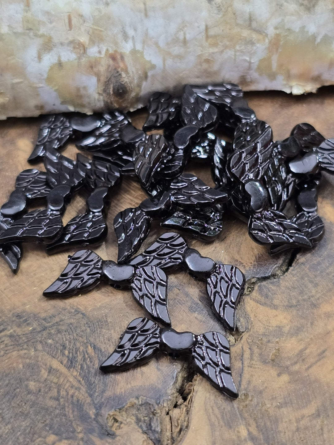 Glänzende opake Engelsflügel-Perlen in Schwarz zur Anfertigung von Goth- und Schutzengel-Schmuck.