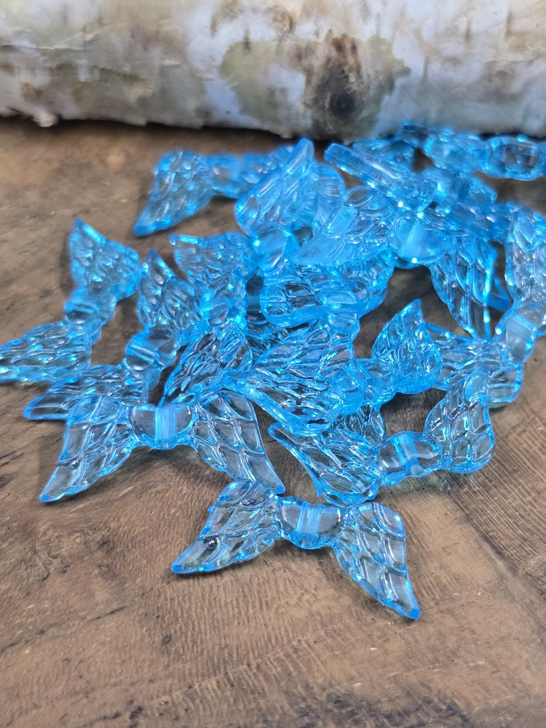 Glasklare aquablaue Flügelperlen aus Acryl zum Basteln von Schlüsselanhängern und Schutzengeln.