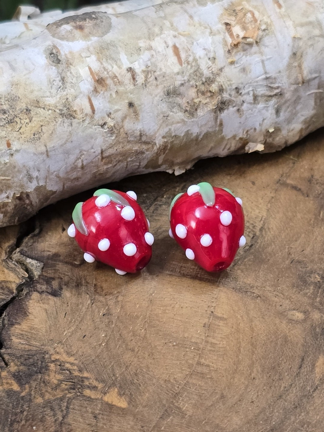 Rote Erdbeer Glasperlen mit weißen Punkten im 2er Set für DIY Schmuck