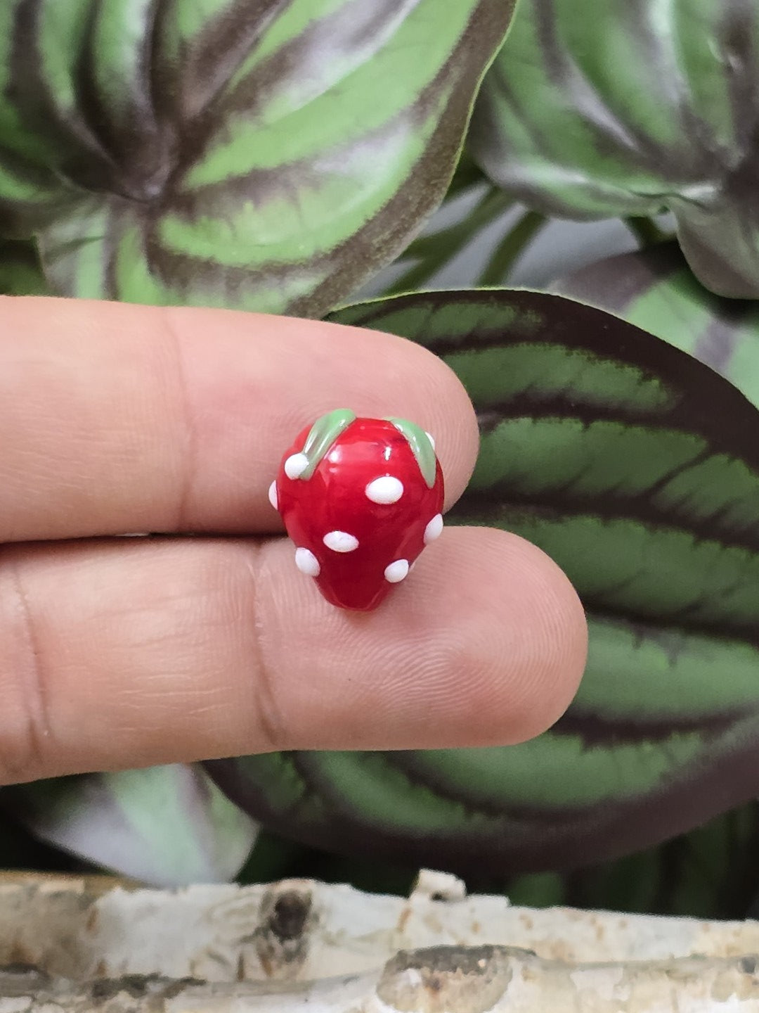 Kleine Erdbeer Motivperlen aus Glas in Rot Weiß für Armbänder und Ketten