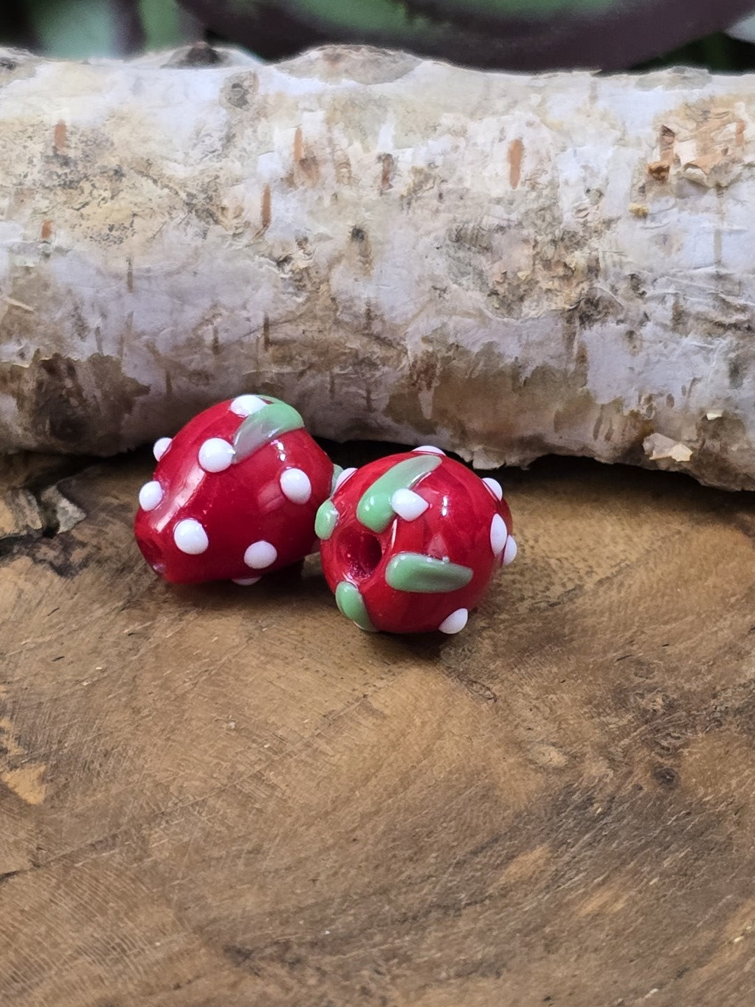 Detailaufnahme roter Erdbeer Motivperlen für sommerlichen DIY Schmuck und Perlenarbeiten