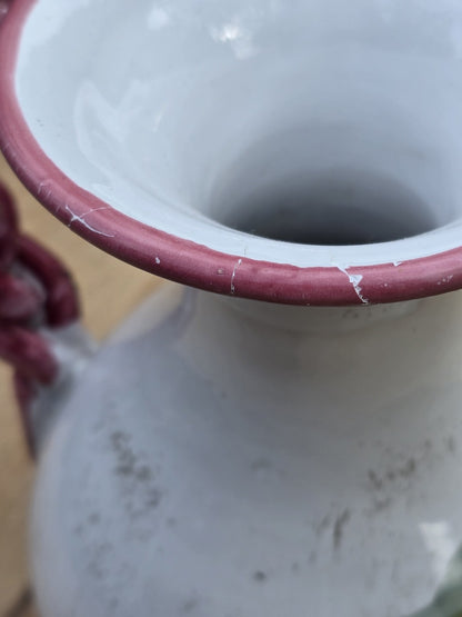 Italienischer Krug von Fratelli Fanciullacci, Vintage Keramik in Weiß und Rosé mit handgemaltem Blumendekor und reparierter Kante.