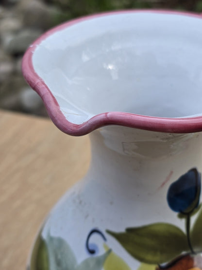 Fratelli Fanciullacci Krug in Weiß und Rosé, italienische Vintage Keramik mit geflochtenem Henkel, Blumenmotiv und repariertem Rand.