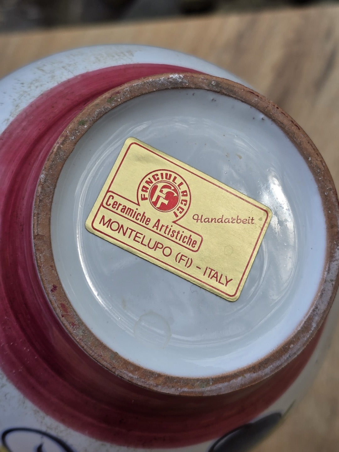 Vintage Krug aus italienischer Keramik von Fratelli Fanciullacci mit roséfarbenem Henkel, weißem Korpus und reparierter Randstelle.