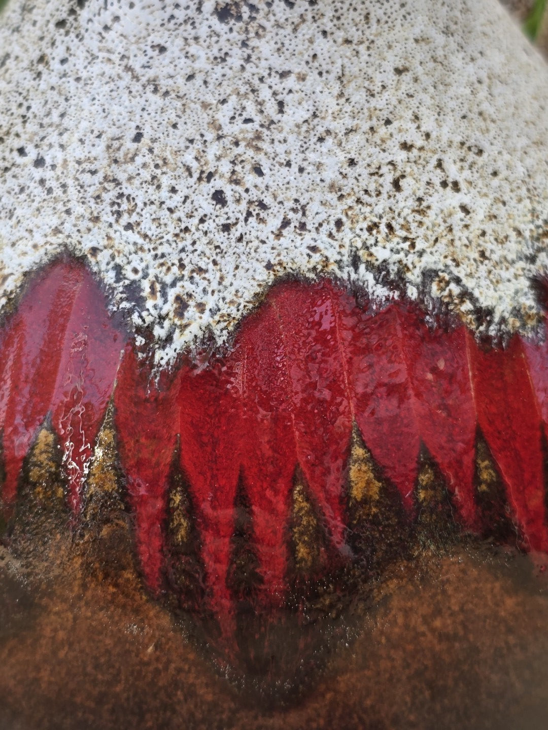 Detail der rotbraunen Laufglasur und weißen Sprenkelglasur an einer Scheurich Keramikvase