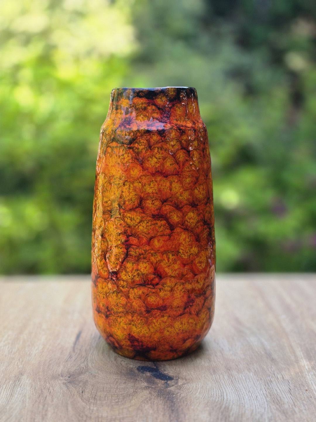 Rote orange Fat Lava Keramikvase mit hoher Form, strukturierter Glasur und dunklem Rand.