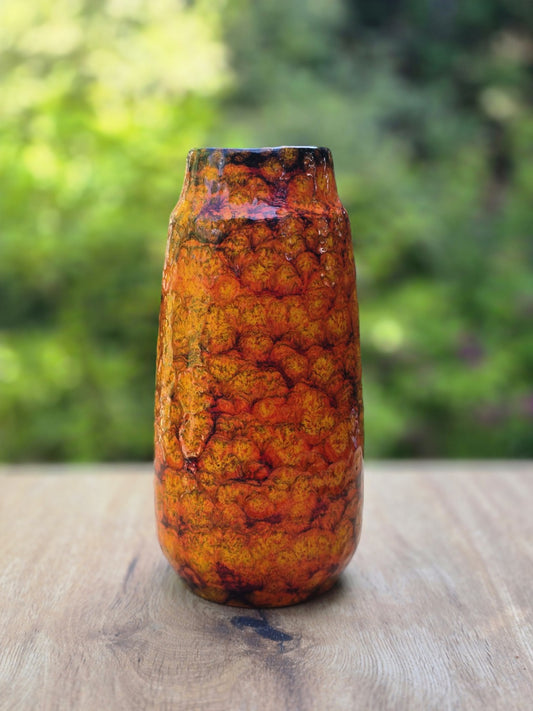 Rote orange Fat Lava Keramikvase mit hoher Form, strukturierter Glasur und dunklem Rand.