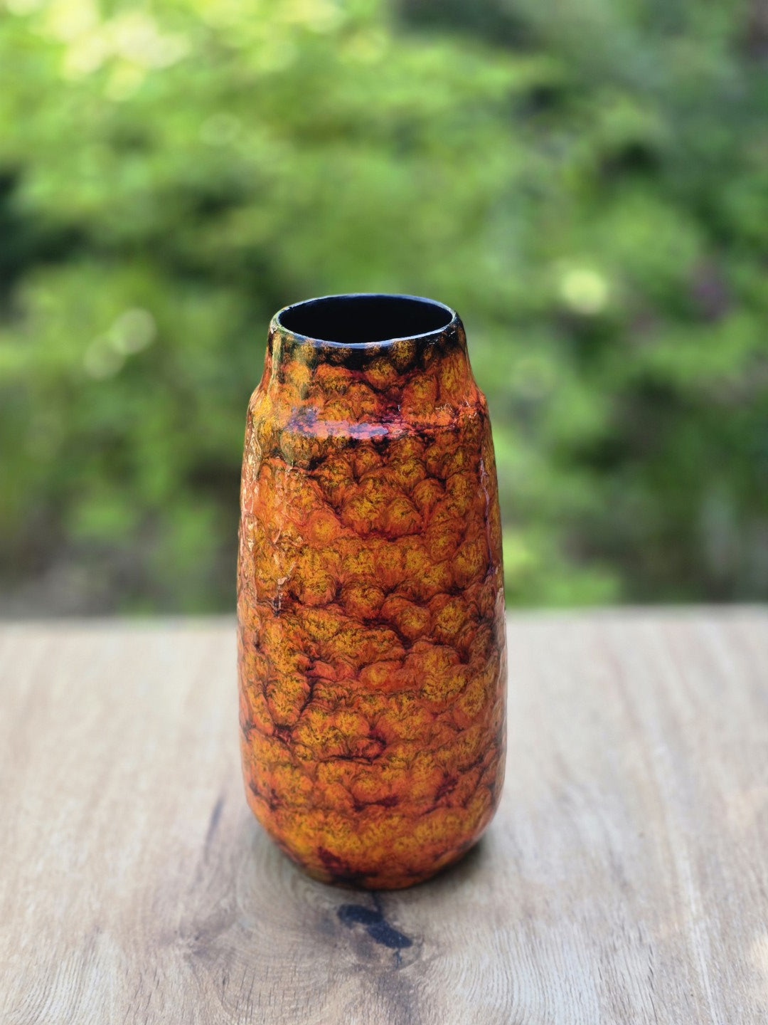 Vintage Keramikvase in Rot und Orange mit schmaler Öffnung und glänzender Fat-Lava-Glasur.