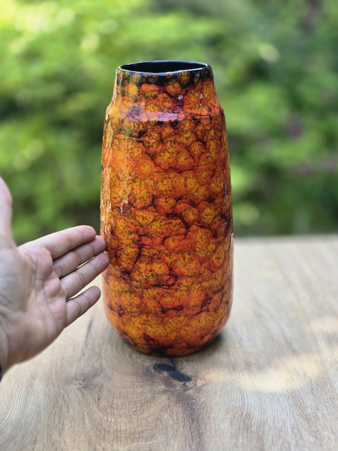 Hohe Fat Lava Vase in Rot Orange mit Hand zur Größenansicht und strukturierter Oberfläche.