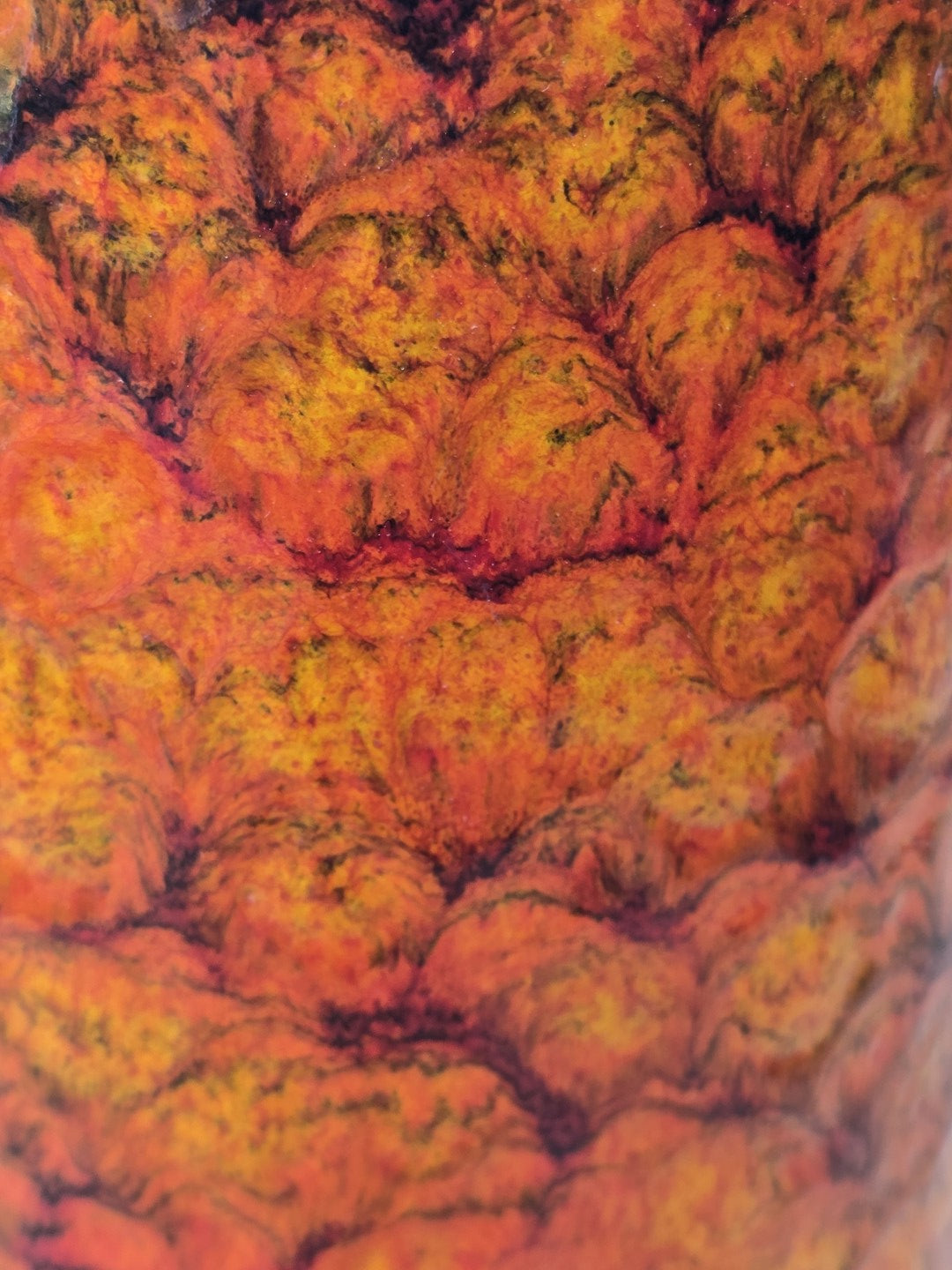 Nahaufnahme der roten orangefarbenen Fat-Lava-Glasur mit reliefartiger Struktur.