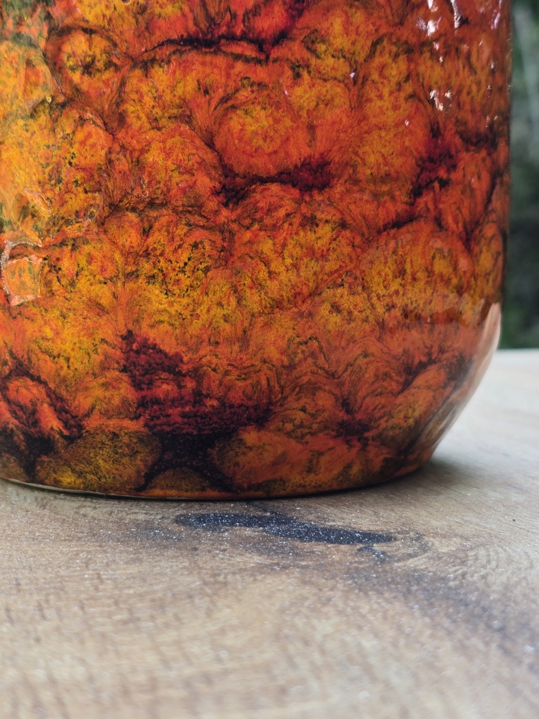Unterer Vasenbereich mit roter, orangefarbener und gelber strukturierter Fat-Lava-Glasur.