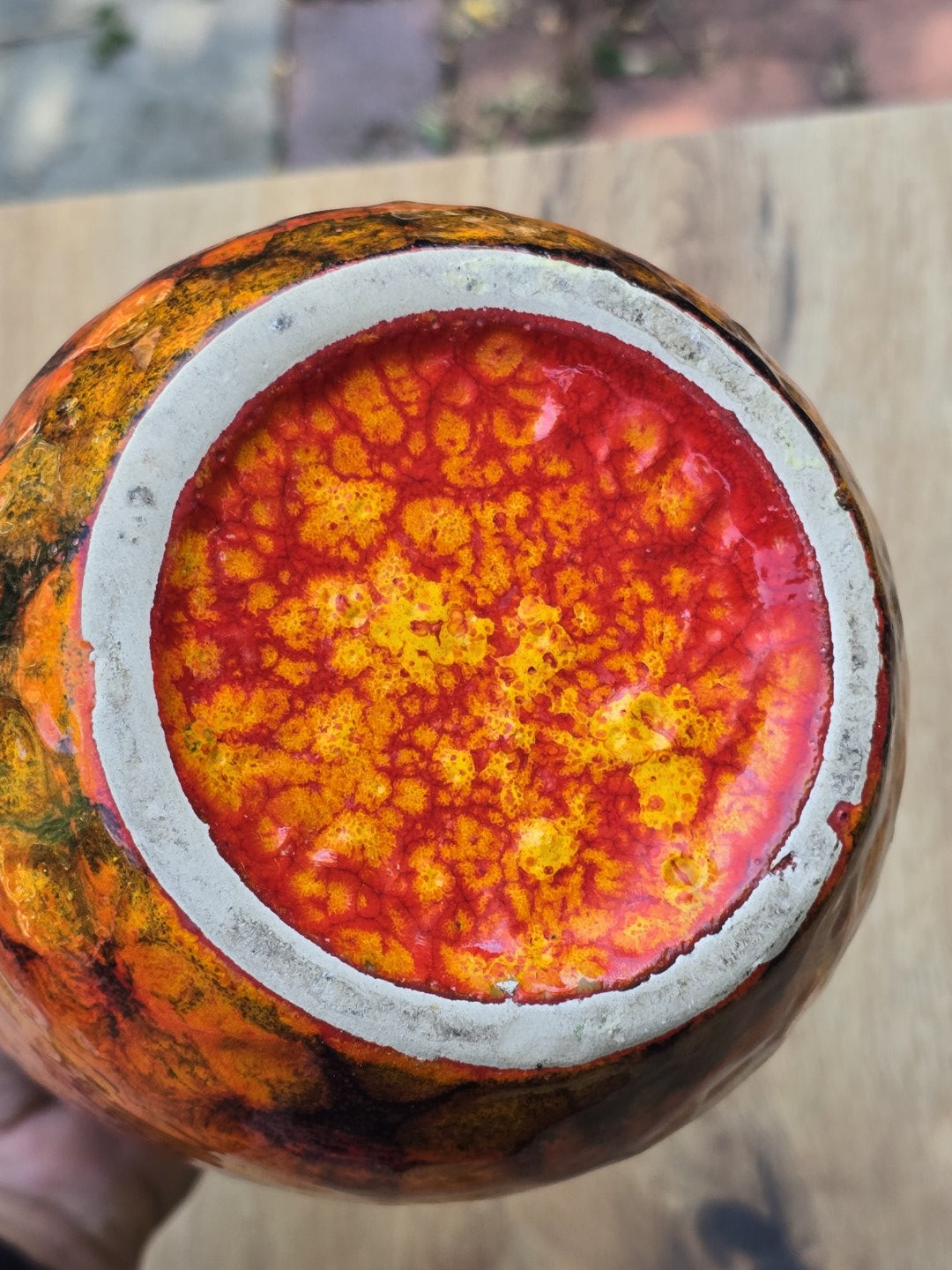 Bodenansicht der Vintage Keramikvase mit roter gelber Glasur, hellem Standring und Gebrauchsspuren.