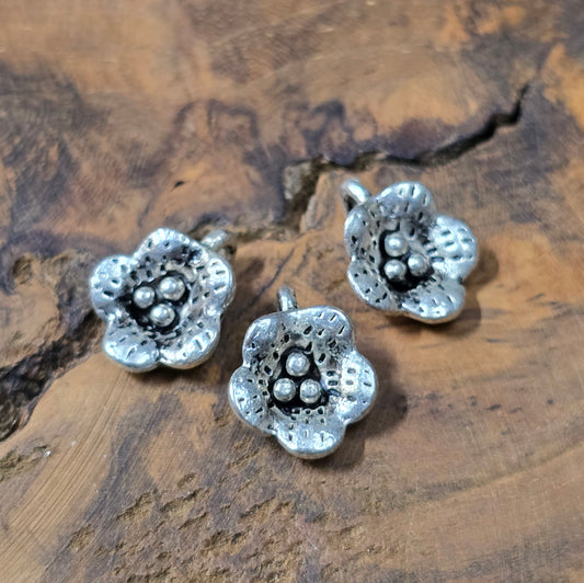 6 filigrane Anhänger in Kirschblütenform, antik silberfarbig. Perfekt für Trachtenschmuck, Charivari, Armbänder und Vintage-Designs.