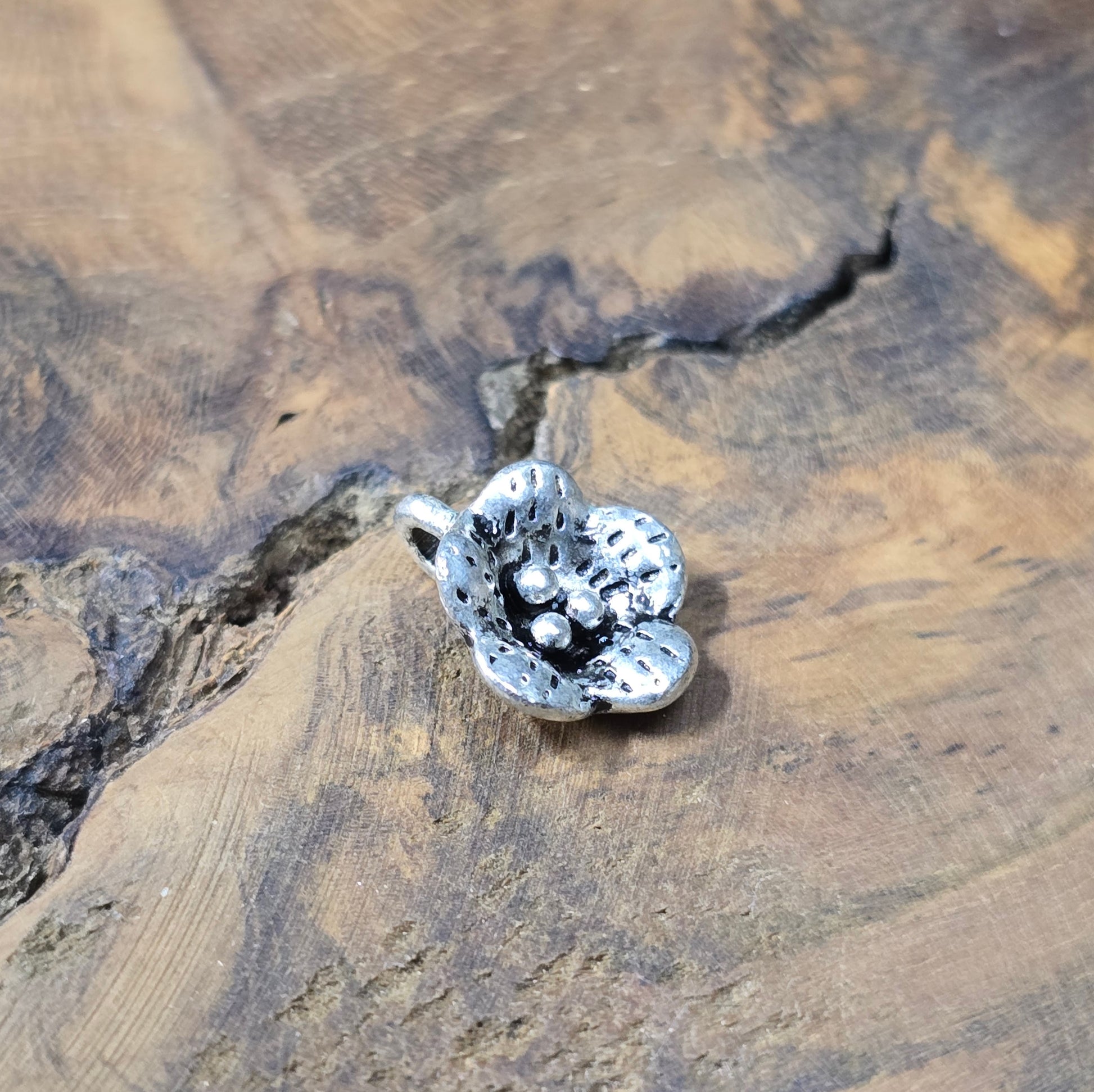 6 filigrane Anhänger in Kirschblütenform, antik silberfarbig. Perfekt für Trachtenschmuck, Charivari, Armbänder und Vintage-Designs.