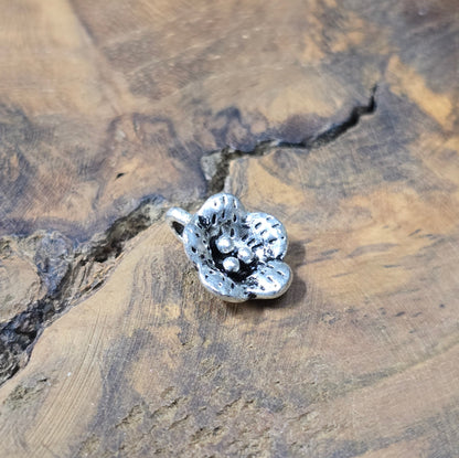 6 filigrane Anhänger in Kirschblütenform, antik silberfarbig. Perfekt für Trachtenschmuck, Charivari, Armbänder und Vintage-Designs.