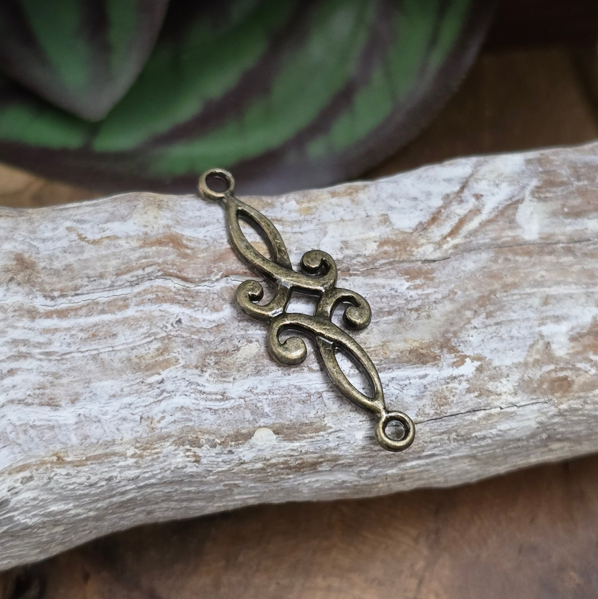 2 filigrane Schmuckverbinder in Antik Bronze, 29 mm – ideal für Ketten, Armbänder & Fantasy-Designs. Dein Vintage-Look zum Selbermachen.

