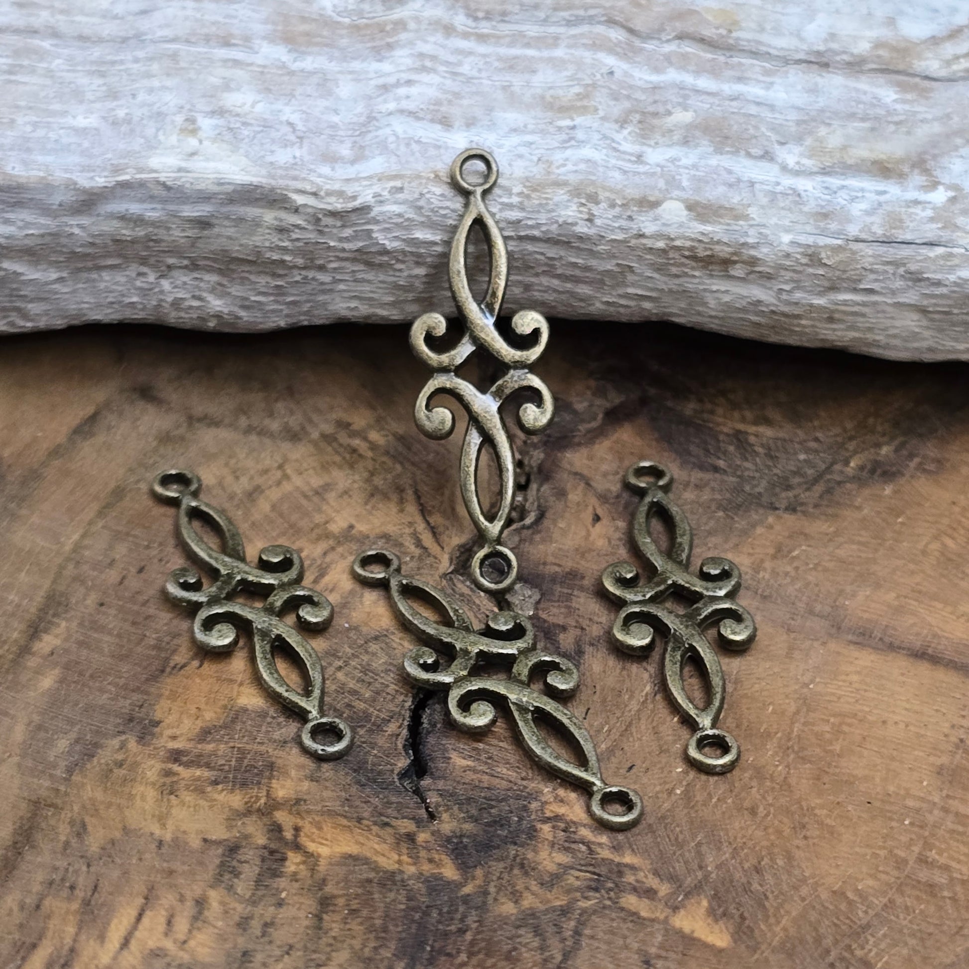 2 filigrane Schmuckverbinder in Antik Bronze, 29 mm – ideal für Ketten, Armbänder & Fantasy-Designs. Dein Vintage-Look zum Selbermachen.

