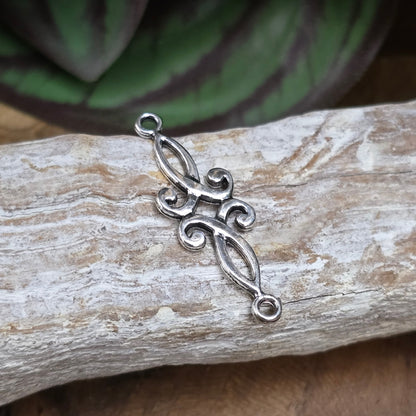 4 filigrane Schmuckverbinder in Antik Silber, 29 mm – ideal für Ketten, Elfen- & LARP-Schmuck. Leicht & stilvoll für kreative DIY-Projekte.