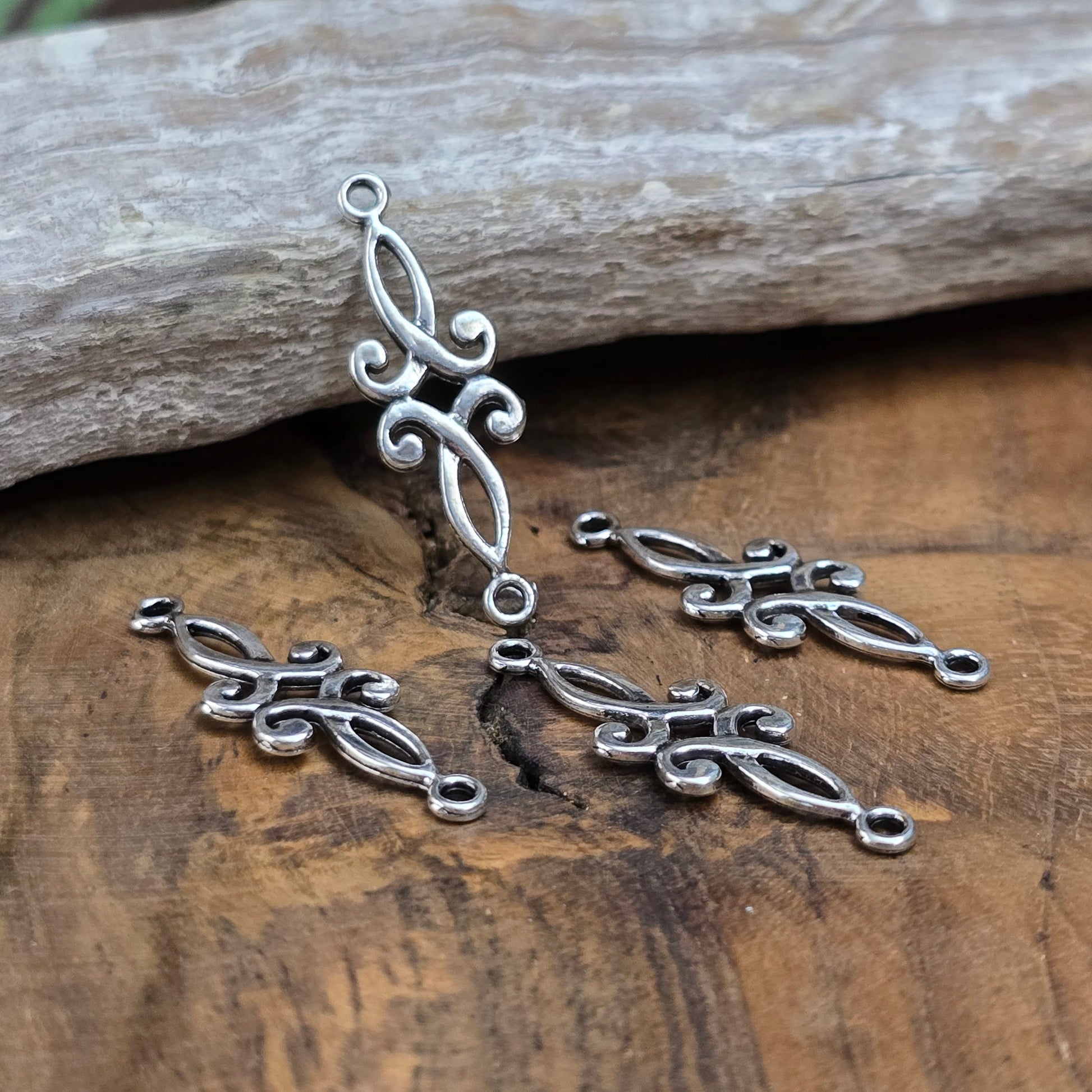 4 filigrane Schmuckverbinder in Antik Silber, 29 mm – ideal für Ketten, Elfen- & LARP-Schmuck. Leicht & stilvoll für kreative DIY-Projekte.
