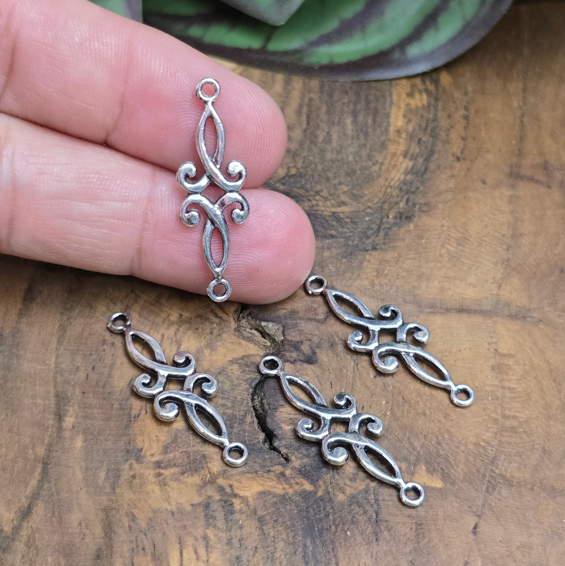 4 filigrane Schmuckverbinder in Antik Silber, 29 mm – ideal für Ketten, Elfen- & LARP-Schmuck. Leicht & stilvoll für kreative DIY-Projekte.