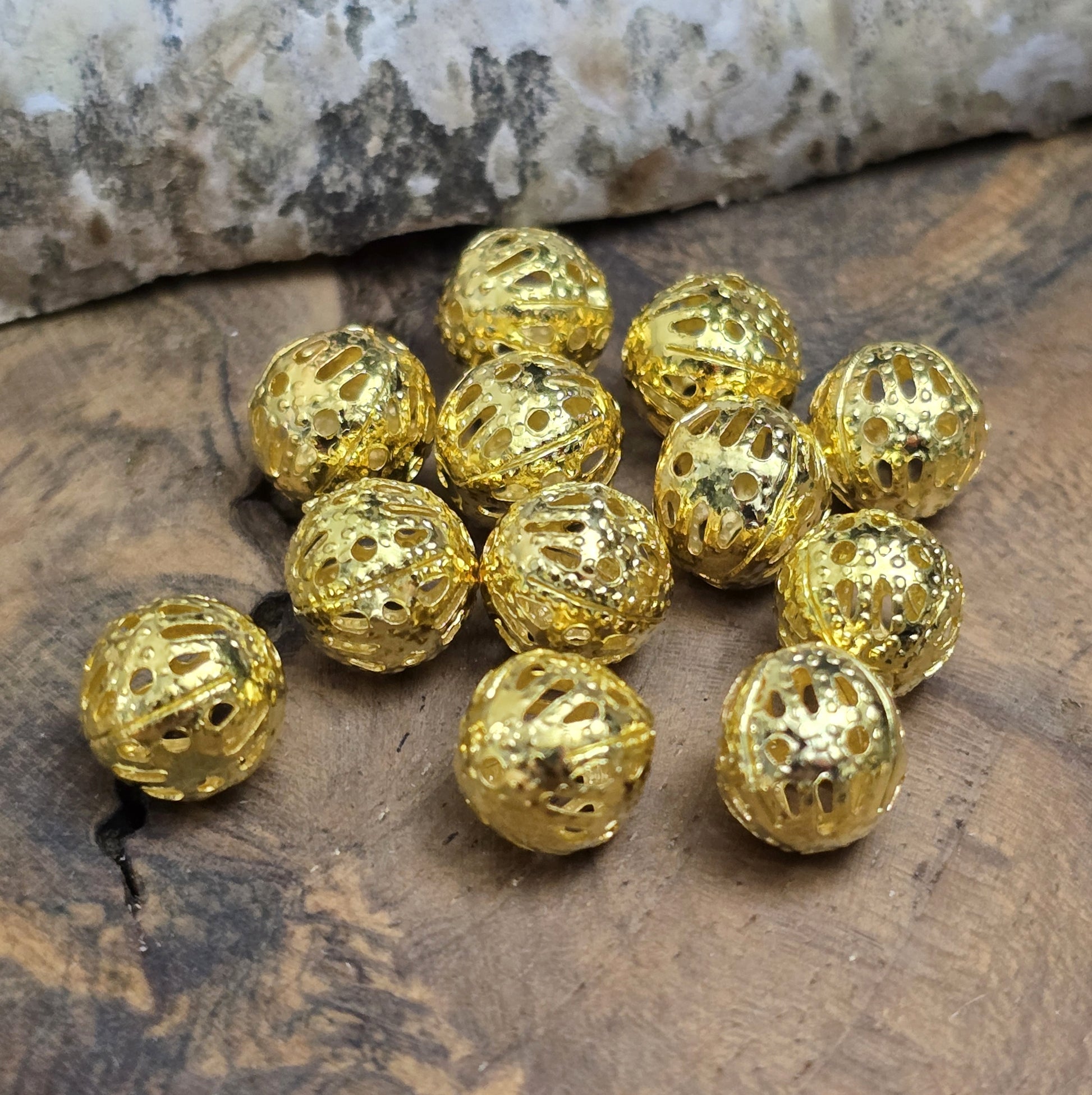 Diese leichten, filigranen Metallperlen sind perfekt für die Schmuckherstellung. Sie setzen schöne Farbakzente zwischen Glas- oder Edelsteinperlen, lockern das Design auf und verleihen deinem Schmuck eine elegante Leichtigkeit.