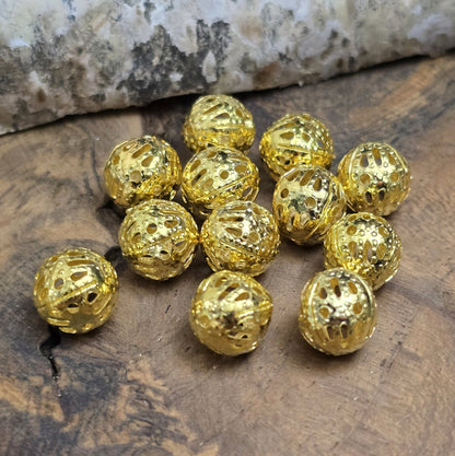 Diese leichten, filigranen Metallperlen sind perfekt für die Schmuckherstellung. Sie setzen schöne Farbakzente zwischen Glas- oder Edelsteinperlen, lockern das Design auf und verleihen deinem Schmuck eine elegante Leichtigkeit.