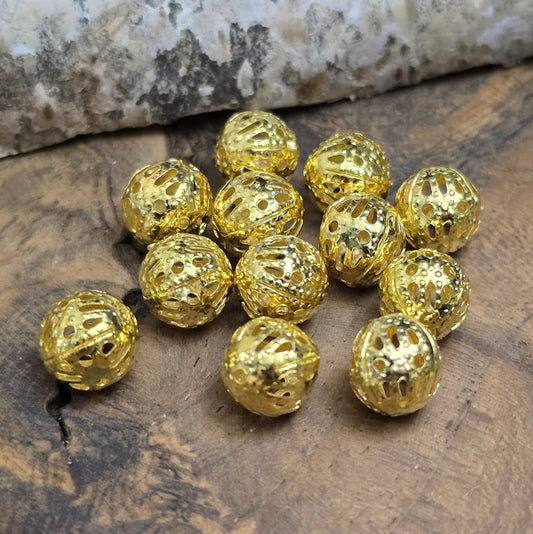 Diese leichten, filigranen Metallperlen sind perfekt für die Schmuckherstellung. Sie setzen schöne Farbakzente zwischen Glas- oder Edelsteinperlen, lockern das Design auf und verleihen deinem Schmuck eine elegante Leichtigkeit.