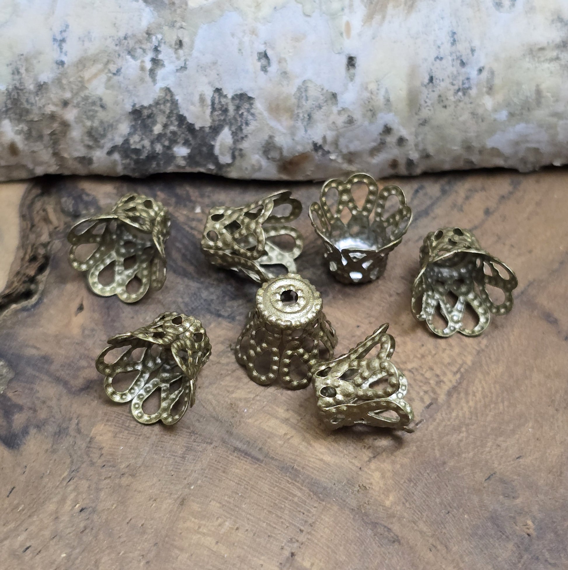 Mit diesen filigranen Perlenkappen verleihst du Schmuckstücken eine elegante Note und zusätzliche Stabilität. Perfekt für Ohrringe, Armbänder, Halsketten und Anhänger. Sie veredeln Perlen und eröffnen vielseitige Möglichkeiten für kreative Designs und Reparaturen.