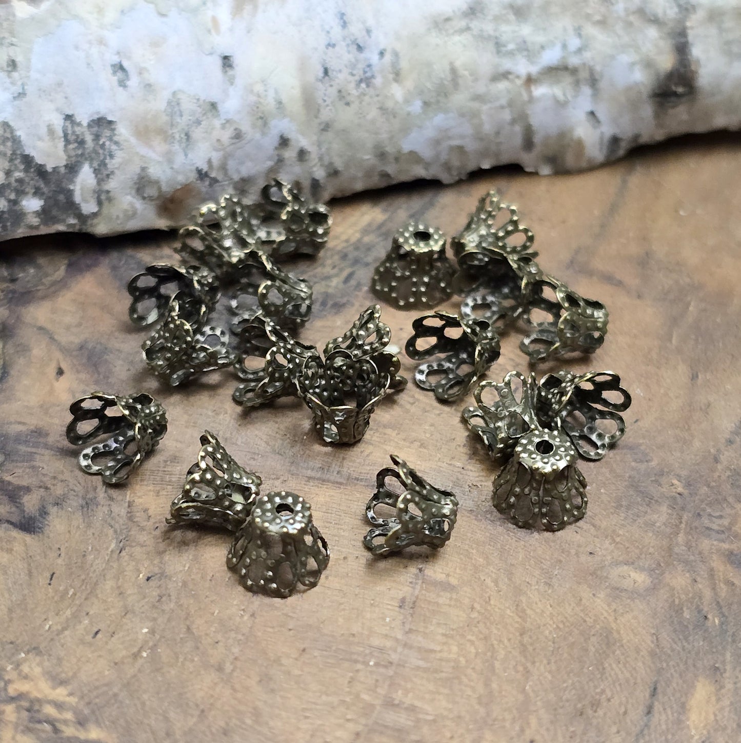 20 filigrane Perlenkappen - Körbchen antik bronzefarbig - ca. 6 x 5 mm&nbsp;

Die Perlenkappen bieten zahlreiche kreative Anwendungsmöglichkeiten in der Schmuckherstellung. 