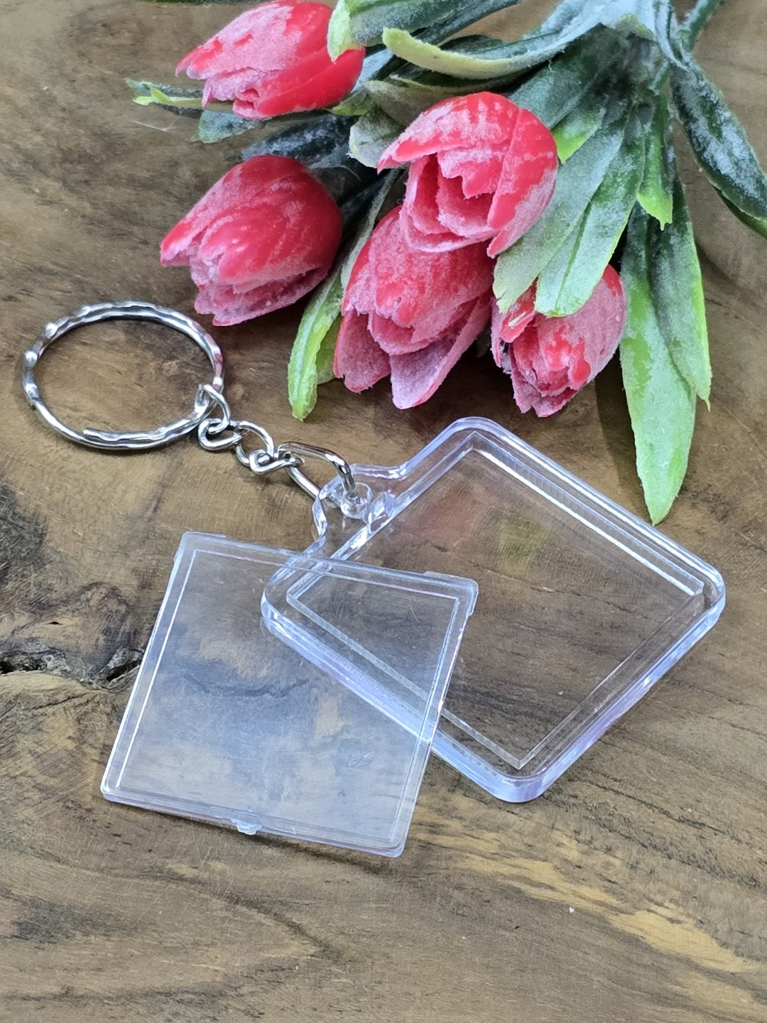 Quadratischer Foto-Schlüsselanhänger aus Acryl mit geöffnetem Deckel für DIY-Einleger und Bastelprojekte.
