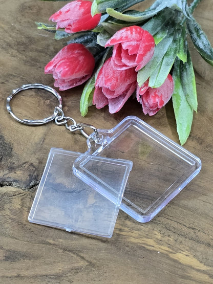 Quadratischer Foto-Schlüsselanhänger aus Acryl mit geöffnetem Deckel für DIY-Einleger und Bastelprojekte.
