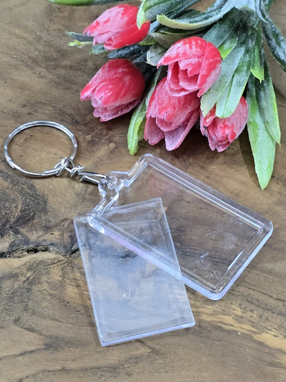 Rechteckiger Schlüsselanhänger aus verstellbarem Acryl-Gehäuse mit abnehmbarem Deckel zum selbst Gestalten.