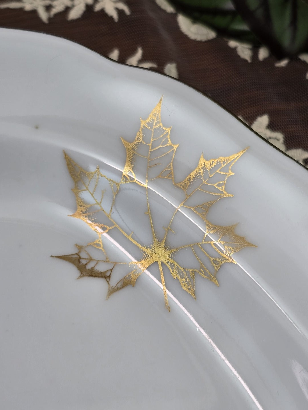 Freiberger Porzellan Servierplatte mit goldenem Ahornblattdekor, glänzender Oberfläche und Nahansicht des Dekors
