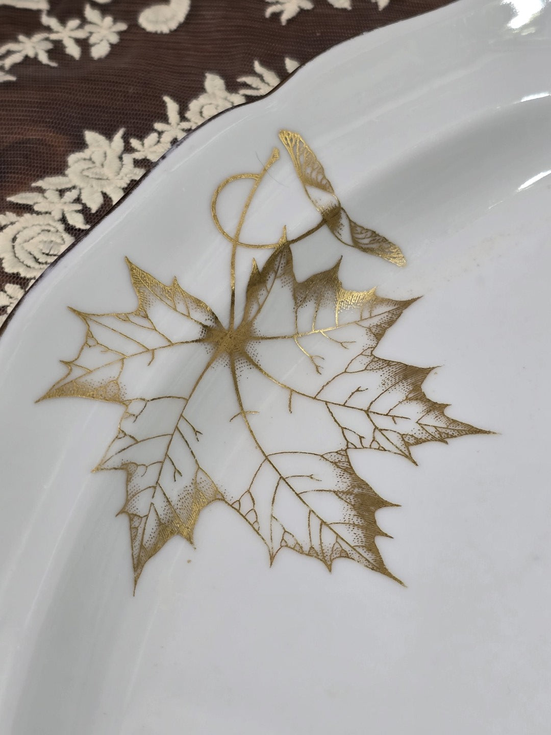 Freiberger Porzellan Servierplatte mit goldfarbenem Blatt- und Samenmotiv auf weißem Porzellan in Detailansicht