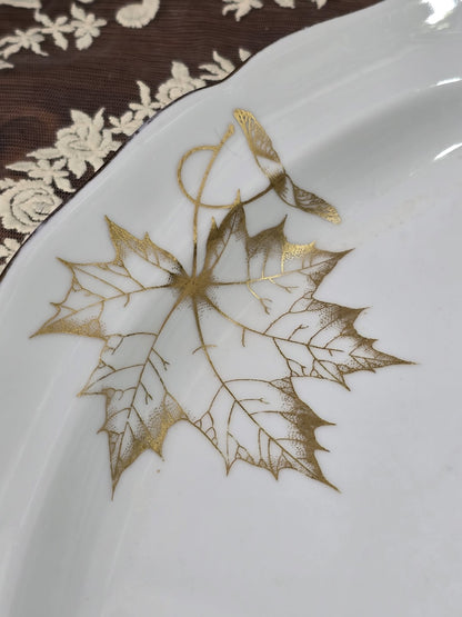 Freiberger Porzellan Servierplatte mit goldfarbenem Blatt- und Samenmotiv auf weißem Porzellan in Detailansicht