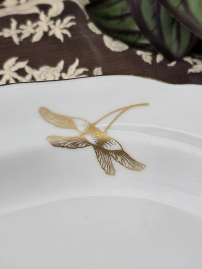 Freiberger Porzellan Servierplatte mit großem goldenem Ahornblatt und feinen Blattadern in Nahaufnahme