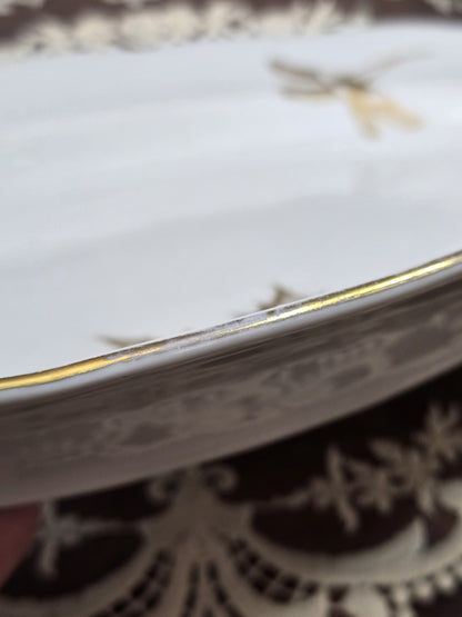 Freiberger Porzellan Servierplatte mit kleinem goldenen Blattmotiv und geschwungenem Rand in Detailansicht