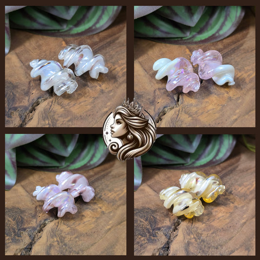 2 gedrehte Glasperlen 25x17mm mit Oberflächenveredelung. Stilvolles Material für Schmuckherstellung – ideal für Ketten, Armbänder oder Ohrringe.