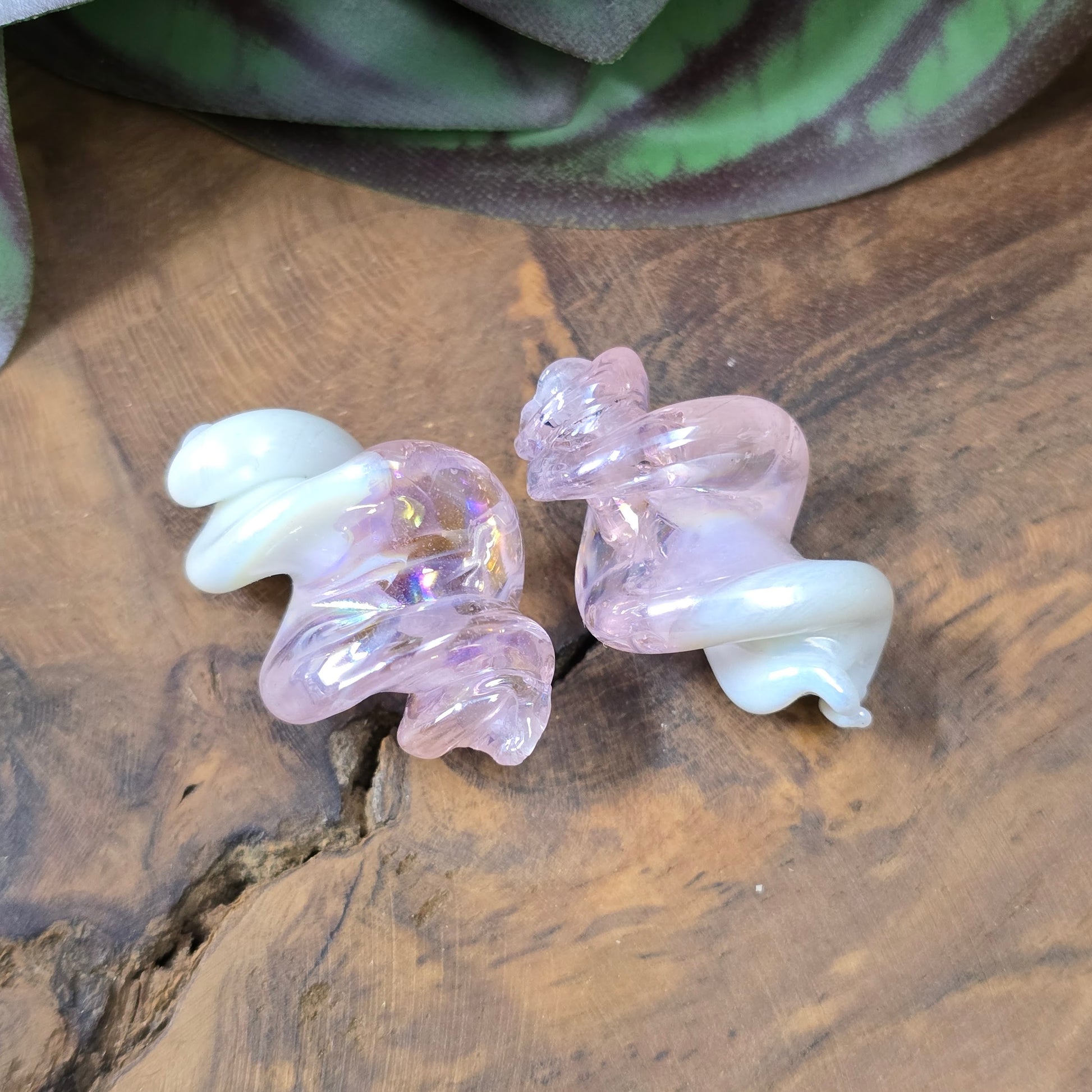 2 gedrehte Glasperlen 25x17mm mit Oberflächenveredelung. Stilvolles Material für Schmuckherstellung – ideal für Ketten, Armbänder oder Ohrringe.